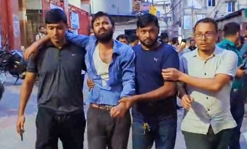 মারধরের পর আহত ছাত্রলীগ নেতাকে পুলিশ উদ্ধার করে
