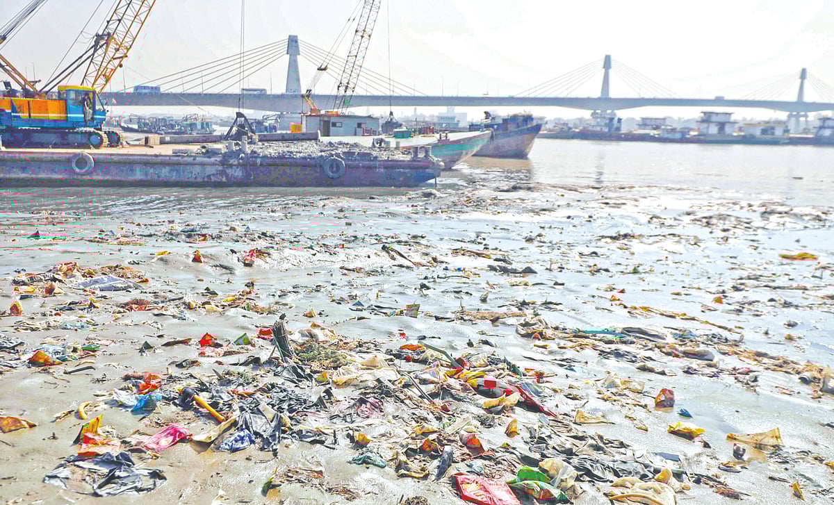 পরিবেশদূষণের শিকার কর্ণফুলী। প্লাস্টিকসহ বিভিন্ন ধরনের ময়লা-আবর্জনা এই নদীতে ফেলা হয়। এতে প্রতিনিয়ত দূষিত হচ্ছে নদীর পরিবেশ। রোববার সকাল সাড়ে ৯টায় চট্টগ্রাম নগরের কর্ণফুলী নদীর উত্তর পাড়ে