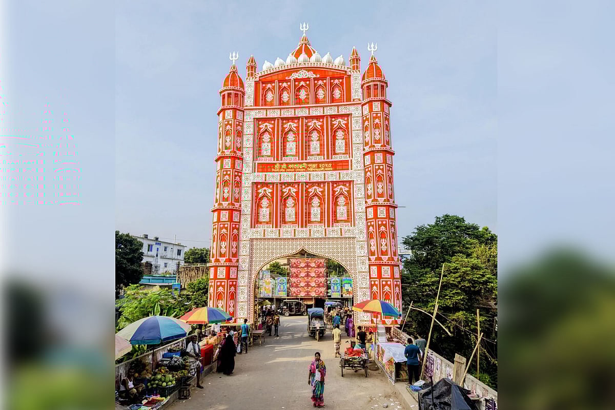 মাগুরা শহরে নির্মিত তোরণটির উচ্চতা প্রায় ৯০ ফুট ও প্রস্থ ৩০ ফুট। এটি বাঁশ, কাঠ, কর্কশিট ও নানা রঙের কাপড় দিয়ে তৈরি করা হয়েছে। গতকাল শহরের নতুন বাজার এলাকায়