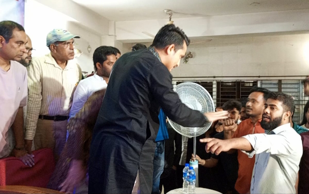 মানিকগঞ্জে এনসিপির সমন্বয় সভায় সারজিস আলমের সঙ্গে গতকাল সোমবার সন্ধ্যায় বৈষম্যবিরোধী ছাত্র আন্দোলনের সাবেক নেতা ওমর ফারুকের বাকবিতণ্ডা হয়