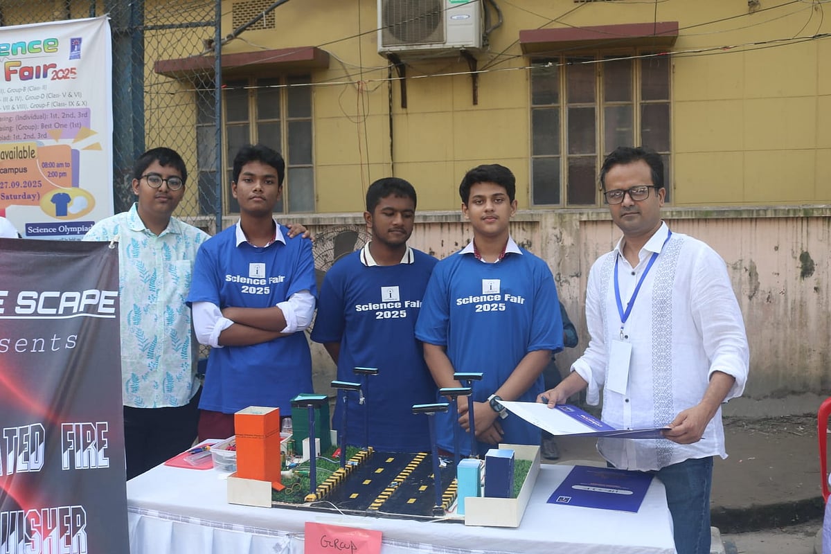 বিজ্ঞান মেলায় অগ্নিনির্বাপণ যন্ত্রটির কার্যকারিতা তুলে ধরেছে খুদে বিজ্ঞানীরা। বাঁ থেকে সাদমান চৌধুরী, সাবির ফারহান হক, নাহিদুল ইসলাম, আবদুল্লাহ আজিম ও বিচারক ঝলক ঘোষ