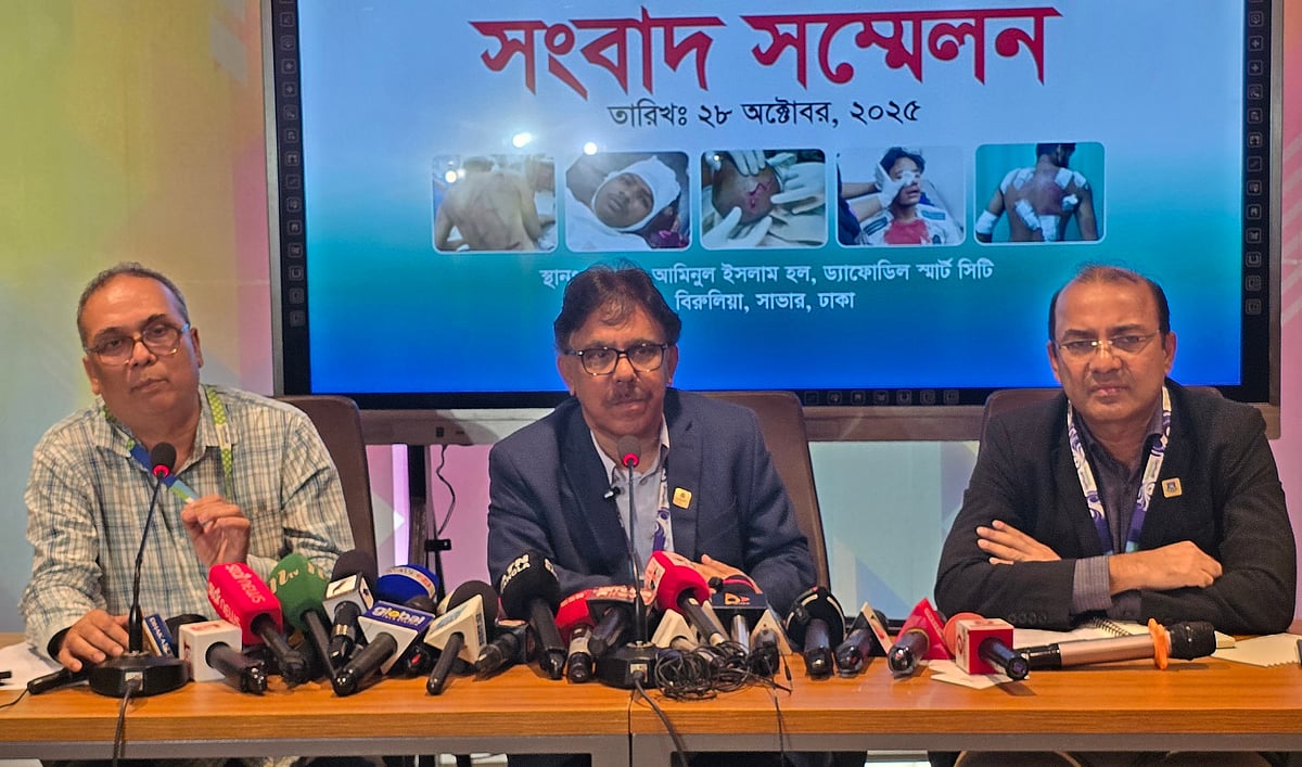 ড্যাফোডিল ইন্টারন্যাশনাল ইউনিভার্সিটির আমিনুল ইসলাম হল রুমে সাম্প্রতিক ঘটনাপ্রবাহ নিয়ে কর্তৃপক্ষের সংবাদ সম্মেলন। মঙ্গলবার দুপুরে আশুলিয়ার খাগান এলাকায়