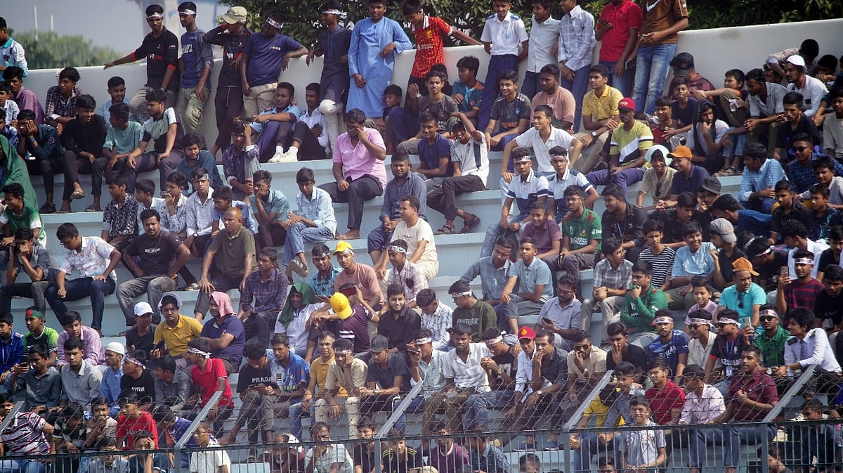 দর্শকে টইটম্বুর বগুড়ার শহীদ চান্দু স্টেডিয়াম