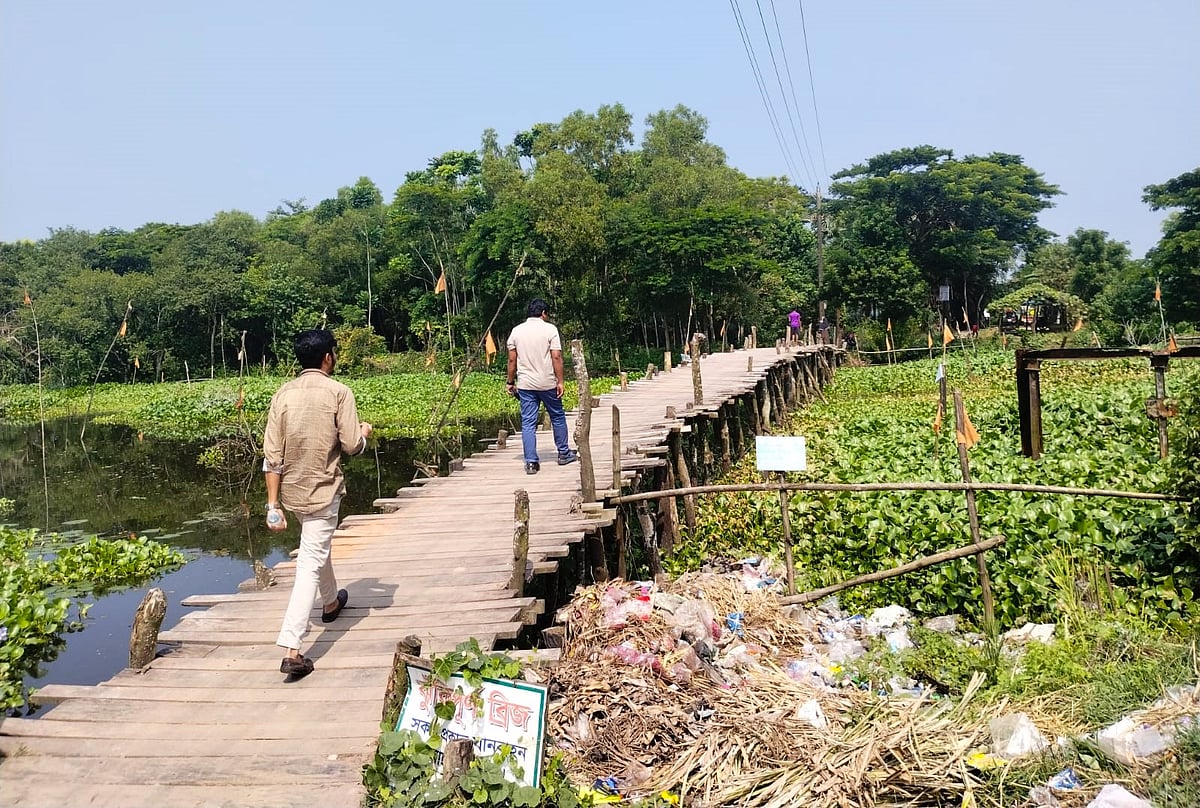 বরগুনার তালতলী উপজেলায় বাঁশের অবকাঠামোর ওপর কাঠের তক্তা বসিয়ে বানানো সাঁকোর ওপর দিয়ে কয়েক বছর ধরে ঝুঁকি নিয়ে যাতায়াত করছেন বেহালা গ্রামের বাসিন্দারা। আগে সেখানে একটি সেতু ছিল