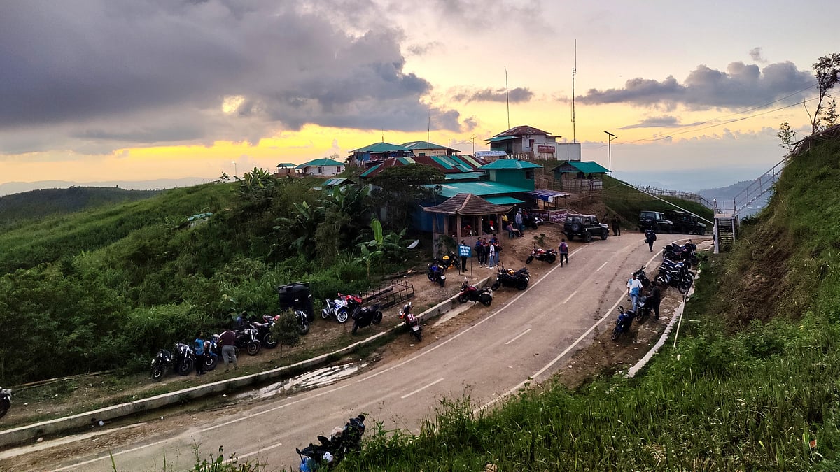 কেওক্রাডংয়ের চূড়ায় মোটরবাইক