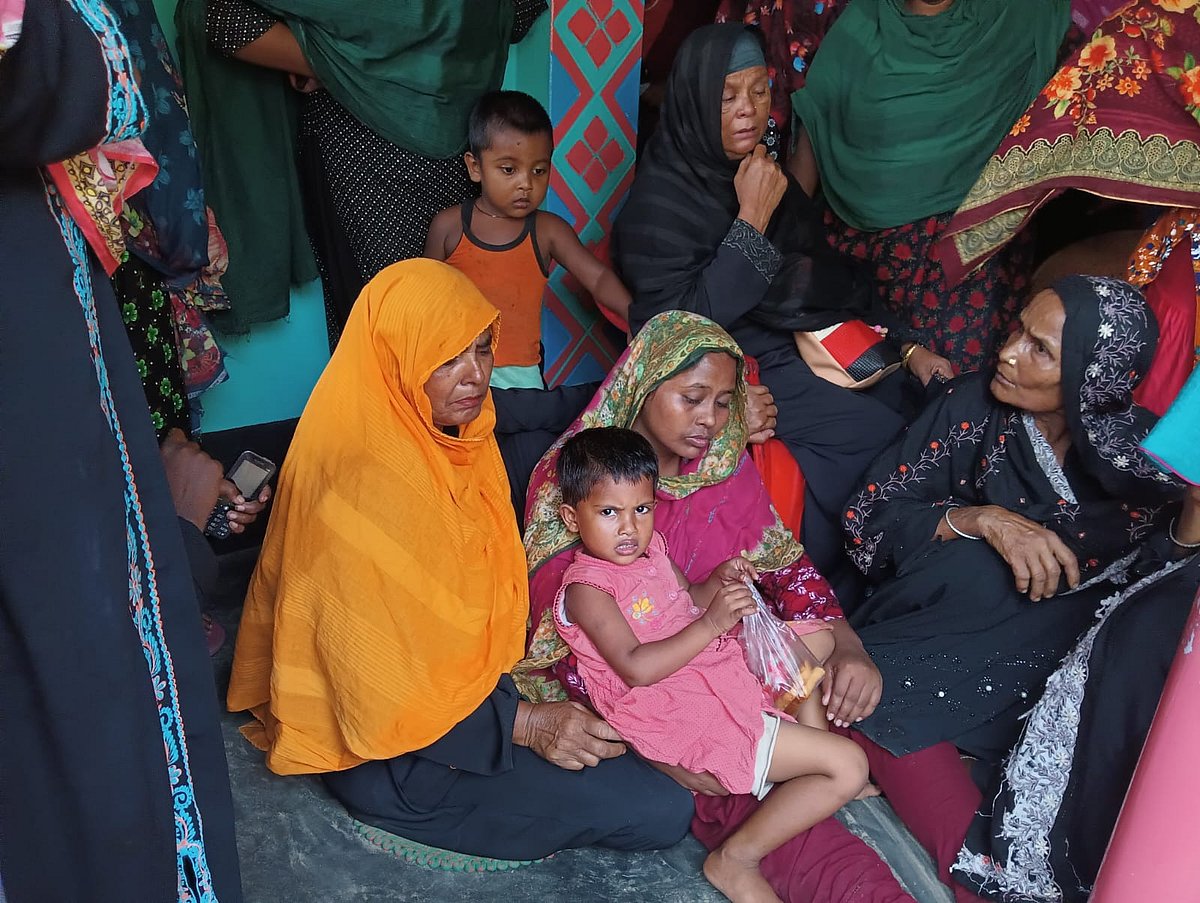 পদ্মার চরে গতকাল সোমবার গোলাগুলিতে নিহত নাজমুলের স্বজনদের আহাজারি। মঙ্গলবার দুপুরে রাজশাহীর বাঘা উপজেলার চর খানপুরে