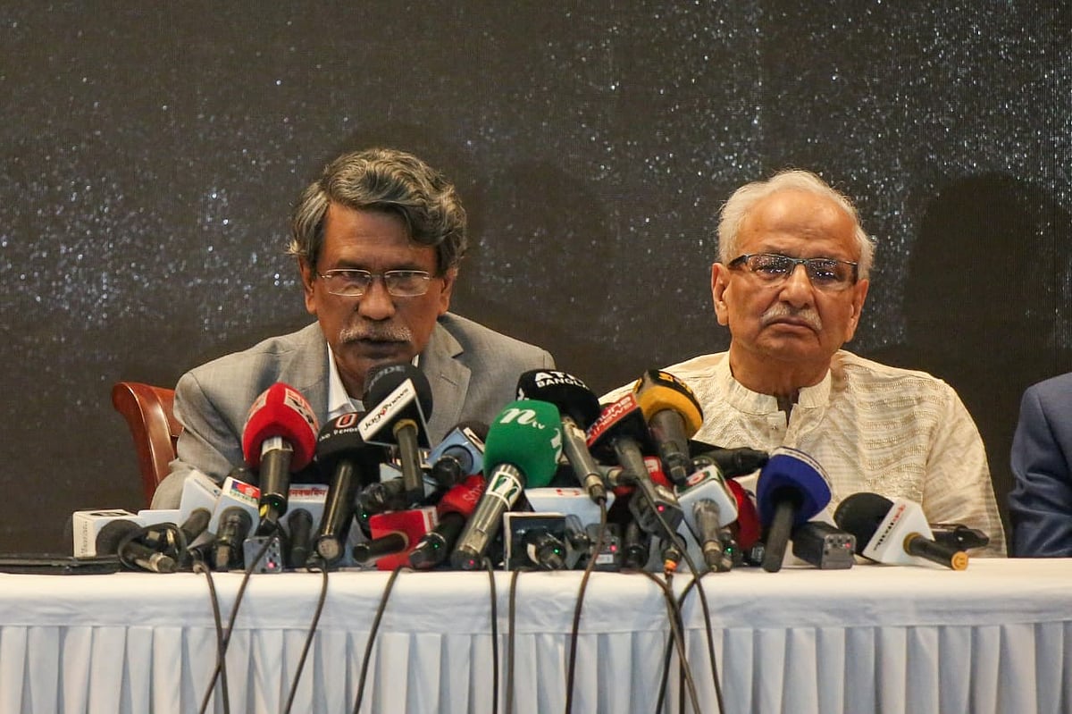 জুলাই জাতীয় সনদ বাস্তবায়নের উপায়-সম্পর্কিত সুপারিশ আজ মঙ্গলবার প্রধান উপদেষ্টা অধ্যাপক মুহাম্মদ ইউনূসের হাতে তুলে দেওয়ার পর ঢাকায় ফরেন সার্ভিস একাডেমিতে সংবাদ সম্মেলনে জাতীয় ঐকমত্য কমিশনের সহসভাপতি অধ্যাপক আলী রীয়াজ