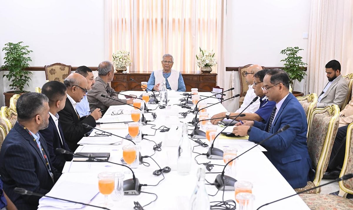 রাষ্ট্রীয় অতিথি ভবন যমুনায় প্রধান উপদেষ্টা অধ্যাপক মুহাম্মদ ইউনূসের সভাপতিত্বে বৈঠক হয়