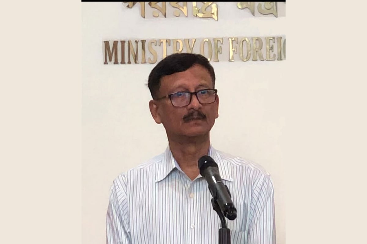 পররাষ্ট্র মন্ত্রণালয়ে সাংবাদিকদের সঙ্গে কথা বলেন পররাষ্ট্র উপদেষ্টা তৌহিদ হোসেন