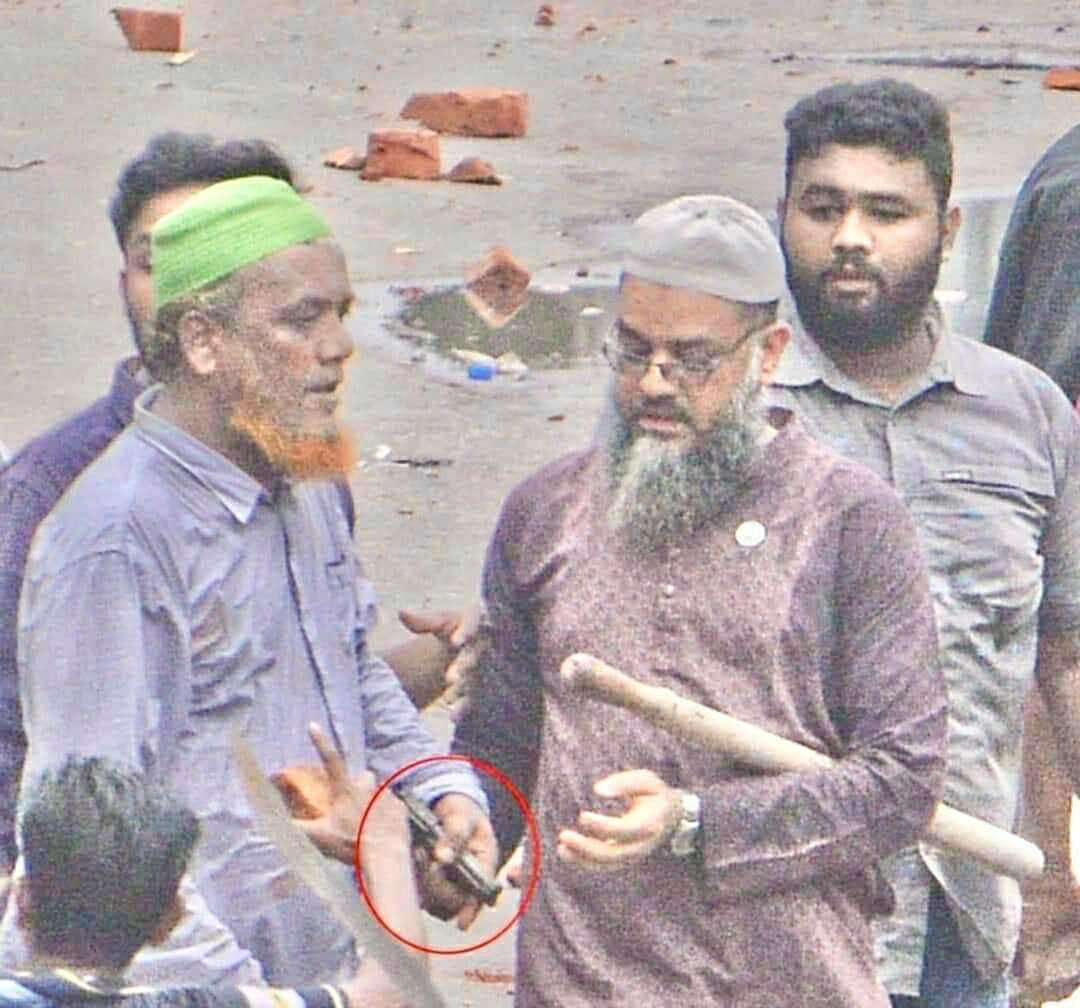 বৈষম্যবিরোধী আন্দোলনের সময় গত বছরের ৪ আগস্ট চট্টগ্রাম নগরের নিউ মার্কেট এলাকায় আওয়ামী লীগ কর্মী মোস্তফা কামাল (সাদা টুপি পরিহিত)