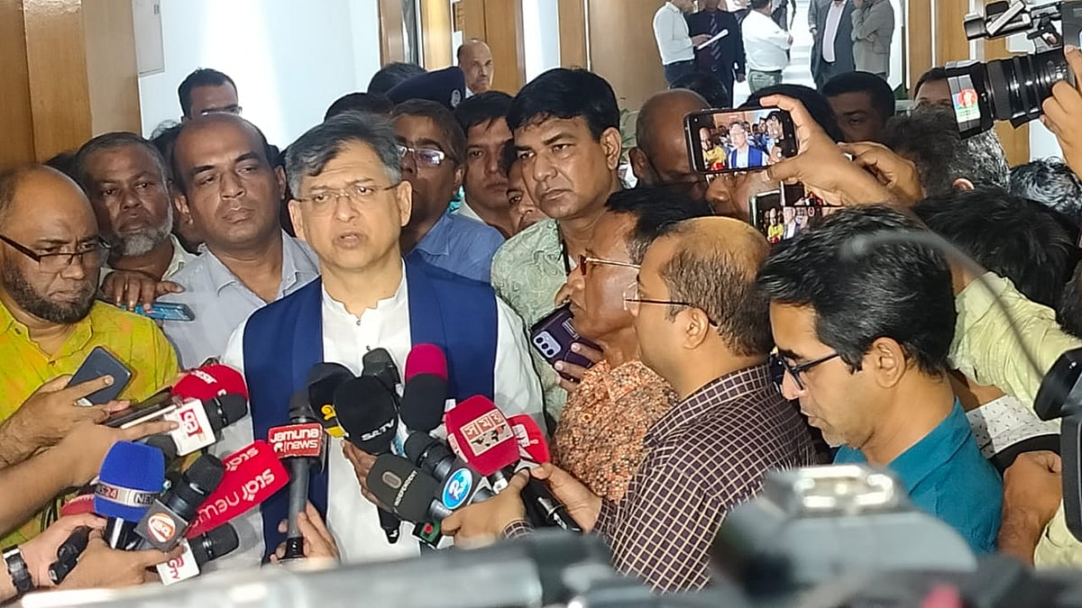 বিএনপির স্থায়ী কমিটির সদস্য সালাহউদ্দিন আহমদ সাংবাদিকদের প্রশ্নের জবাব দিচ্ছেন। আজ মঙ্গলবার বিকেলে সচিবালয়ে