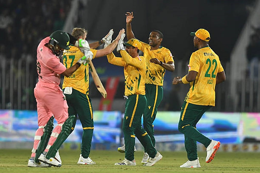 শূন্য রানে আউট হয়েছেন বাবর আজম