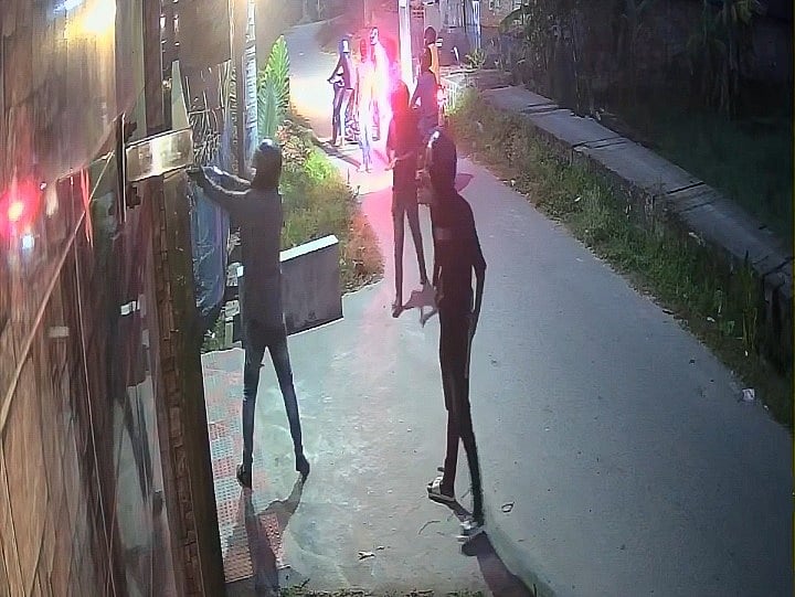 আজ মঙ্গলবার ভোরে খুলনা প্রকৌশল ও প্রযুক্তি বিশ্ববিদ্যালয়ের এক কর্মচারীর বাড়িতে গিয়ে গুলি করে দুর্বৃত্তরা