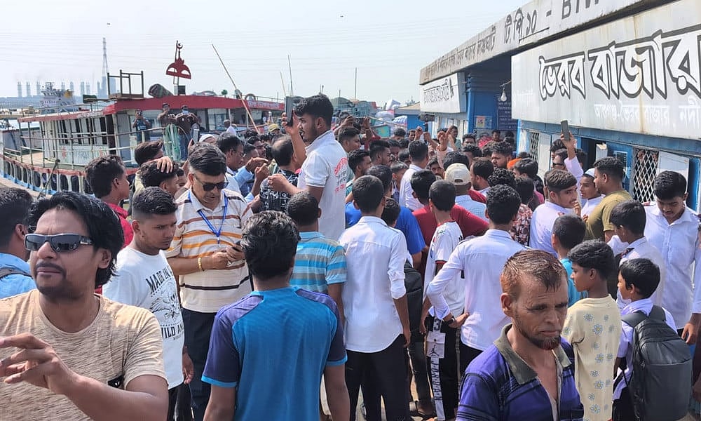 ভৈরবকে জেলা ঘোষণার দাবিতে নৌপথ অবরোধ করেন আন্দোলনকারীরা। আজ মঙ্গলবার সকালে বন্দর এলাকায়