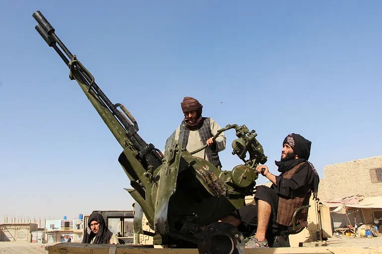 আফগানিস্তান-পাকিস্তান সীমান্তে পাকিস্তানি ও আফগান বাহিনীর মধ্যে গোলাগুলির পর সরঞ্জাম পরীক্ষা করছেন তালেবান সদস্য। ১৫ অক্টোবর ২০২৫