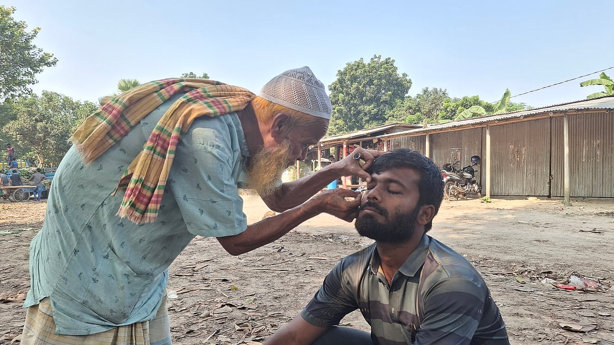 রাজশাহীর পুঠিয়ার খোরশেদ আলম আতর–সুরমা বিক্রি করে সংসার চালান। মঙ্গলবার সকালে বানেশ্বর বাজারের কলাহাটে