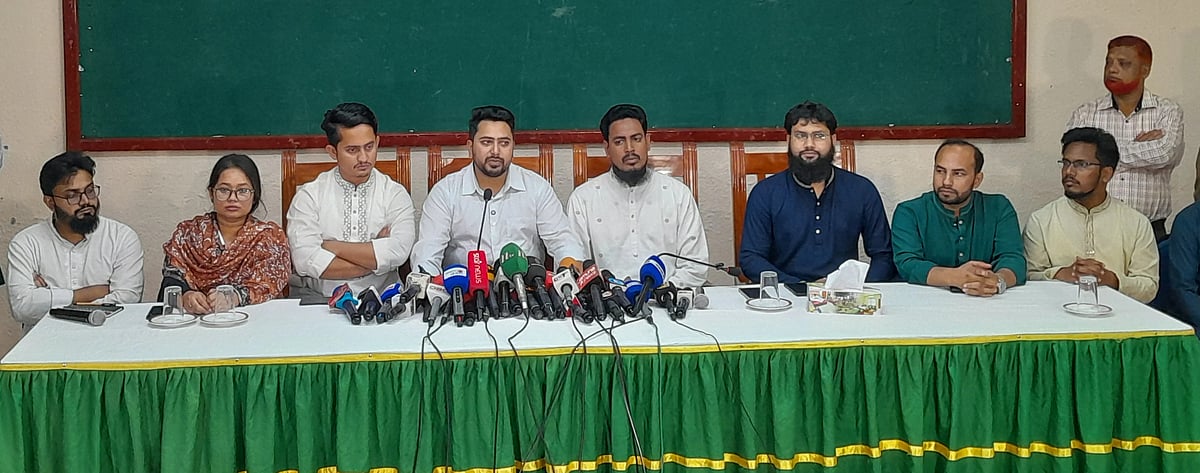 রংপুর দলীয় সাংগঠনিক সফর শেষে সাংবাদিকদের সঙ্গে কথা বলেন জাতীয় নাগরিক পার্টির আহ্বায়ক নাহিদ ইসলাম। বুধবার বিকেলে রংপুরের পর্যটন মোটেলে