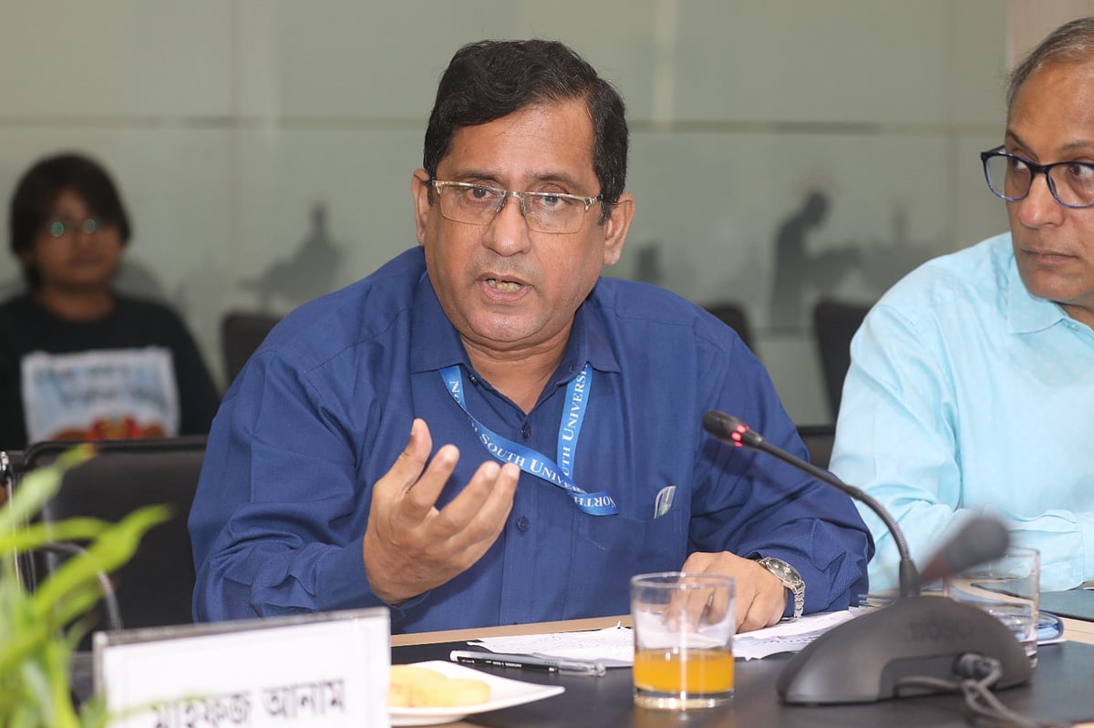 ‘বাংলাদেশের গণমাধ্যমে সংস্কার: সুপারিশ, বাস্তবতা ও ভবিষ্যৎ’ শীর্ষক গোলটেবিল বৈঠকে বক্তব্য দেন শিক্ষক এম রেজওয়ান উল আলম