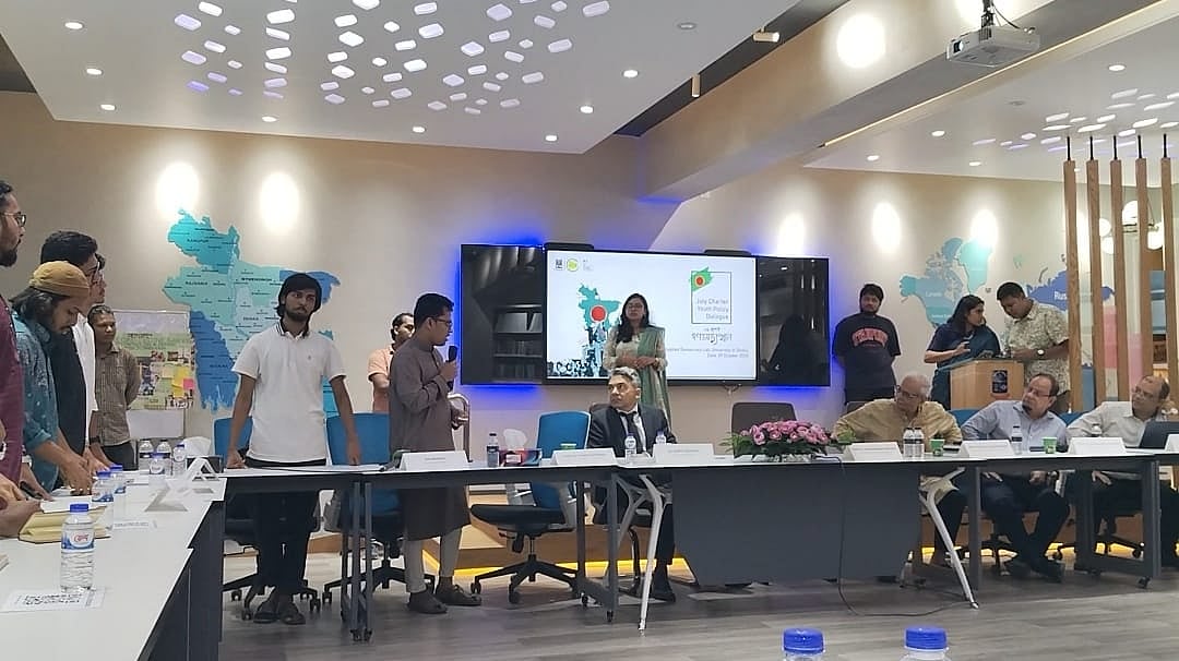 অনুষ্ঠানের শেষ পর্যায়ে ডাকসুর জিএস এস এম ফরহাদ ডায়ালগের আয়োজক অধ্যাপক মুহাম্মদ আইনুল ইসলামকে ফ্যাসিস্ট আওয়ামী লীগের দোসর হিসেবে আখ্যা দেন। ২৯ অক্টোবর