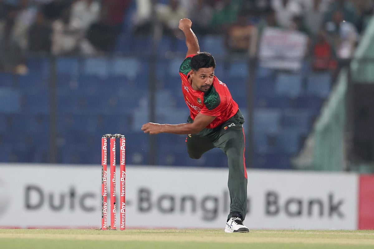 প্রায় সব বোলারই তখন খেই হারিয়ে ফেলেন, দলের ভরসা হয়ে আসেন মোস্তাফিজুর রহমান