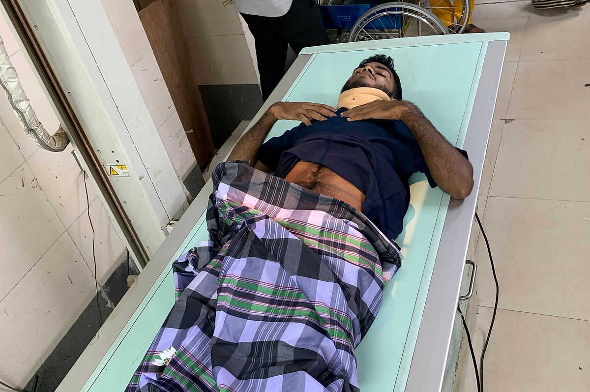 হামলায় আহত একজনকে চট্টগ্রাম মেডিকেল কলেজ হাসপাতালে চিকিৎসা দেওয়া হচ্ছে। আজ রাতে