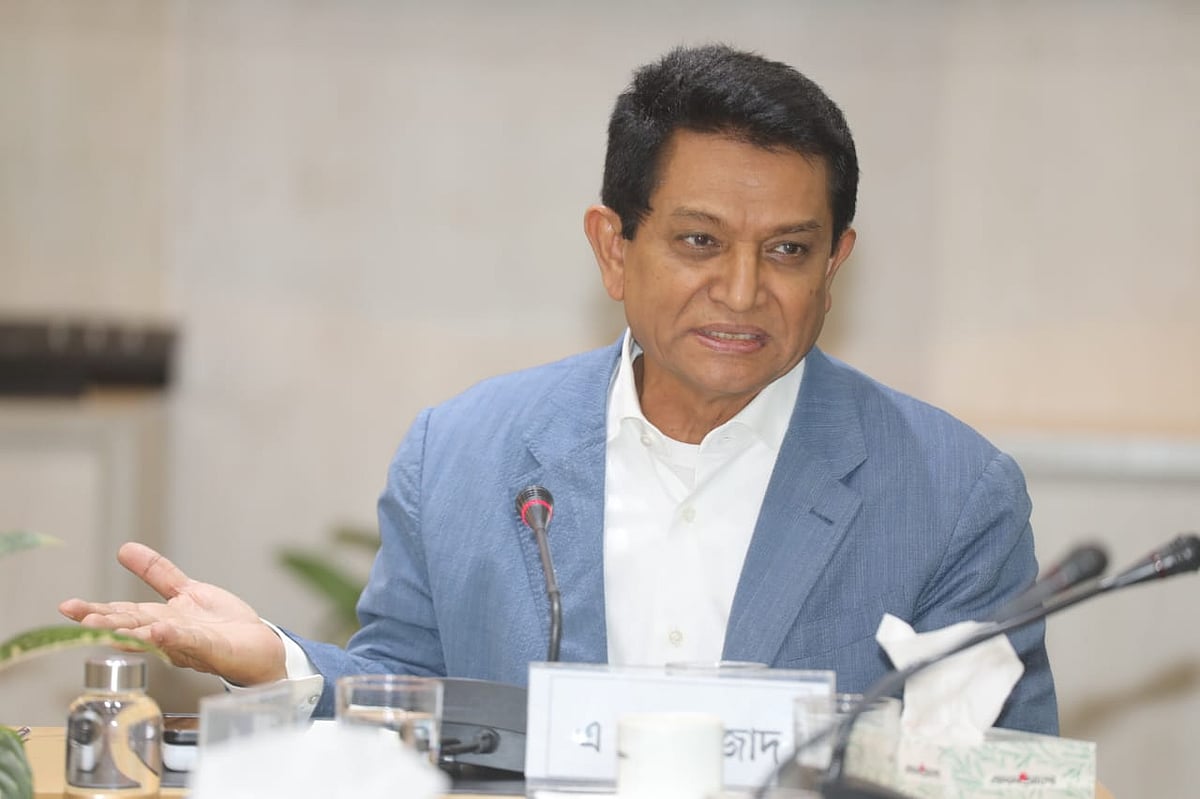 নোয়াবের সভাপতি এ কে আজাদ প্রথম আলো আয়োজিত ‘বাংলাদেশের গণমাধ্যমে সংস্কার: সুপারিশ, বাস্তবতা ও ভবিষ্যৎ’ শীর্ষক গোলটেবিল বৈঠকে বক্তব্য দেন। কারওয়ান বাজার, ঢাকা, ২৯ অক্টোবর