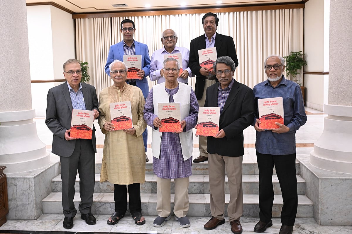 প্রধান উপদেষ্টার কাছে আট খণ্ডের সংস্কার প্রতিবেদন হস্তান্তর করেন জাতীয় ঐকমত্য কমিশনের সদস্যরা। রাষ্ট্রীয় অতিথি ভবন যমুনায়; ২৯ অক্টোবর ২০২৫