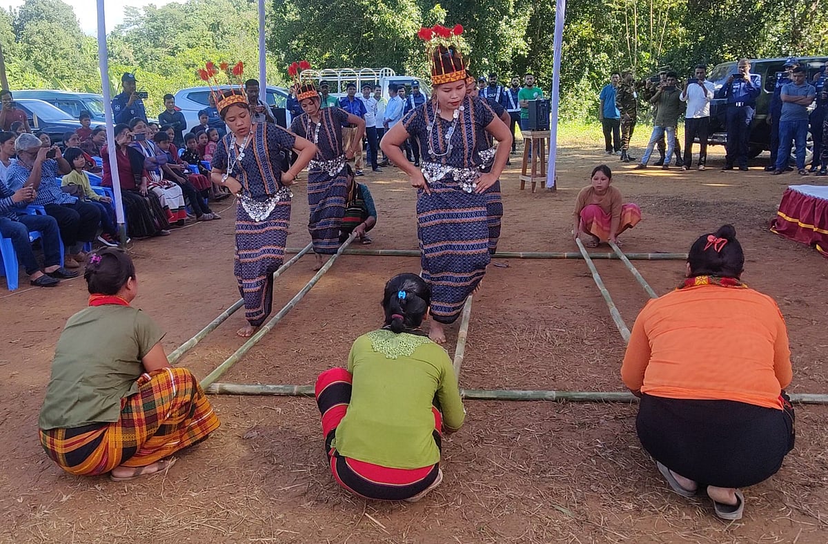 বান্দরবানের রোয়াংছড়িতে বাঁশনৃত্য পরিবেশন হচ্ছে