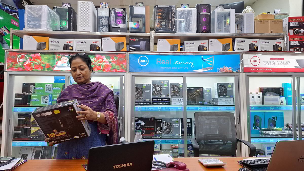 মাদারবোর্ড পছন্দ করছেন একজন ক্রেতা