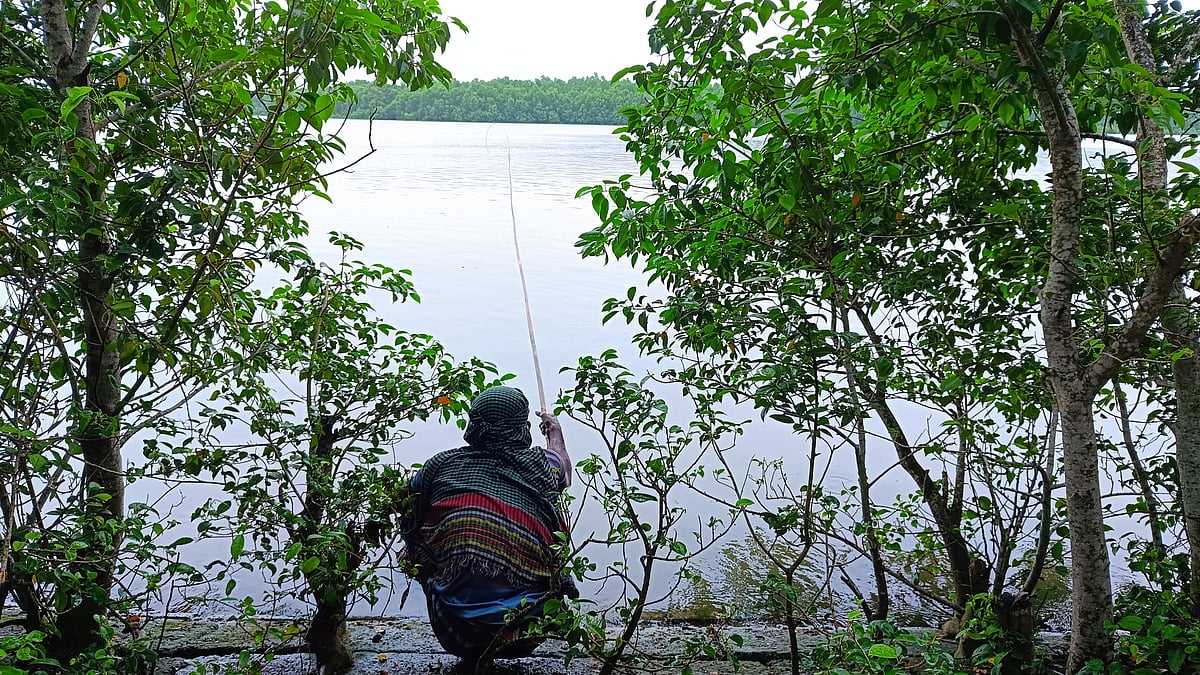 সুন্দরবনের পাশের শাকবাড়িয়া নদীতীরে বড়শি ফেলে বসে আছেন এক জেলে। খুলনার কয়রা উপজেলার সুন্দরবন–সংলগ্ন হরিহরপুর গ্রামে