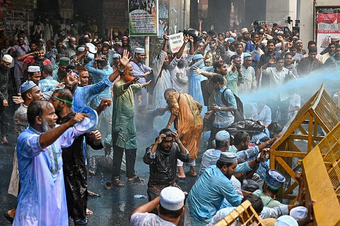 ইবতেদায়ি মাদ্রাসাকে জাতীয়করণসহ বিভিন্ন দাবিতে আন্দোলনরত শিক্ষকদের জলকামান নিক্ষেপের মাধ্যমে ছত্রভঙ্গ করে দিয়েছে পুলিশ। প্রেসক্লাব এলাকা, ঢাকা, ২৯ অক্টোবর ২০২৫