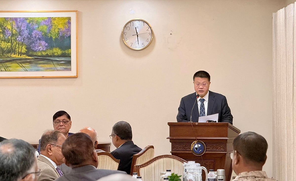 চীনের রাষ্ট্রদূত ইয়াও ওয়েন। আজ বুধবার রাজধানীর ফরেন সার্ভিস একাডেমিতে বাংলাদেশের অবসরপ্রাপ্ত রাষ্ট্রদূতদের সঙ্গে মতবিনিময়ে