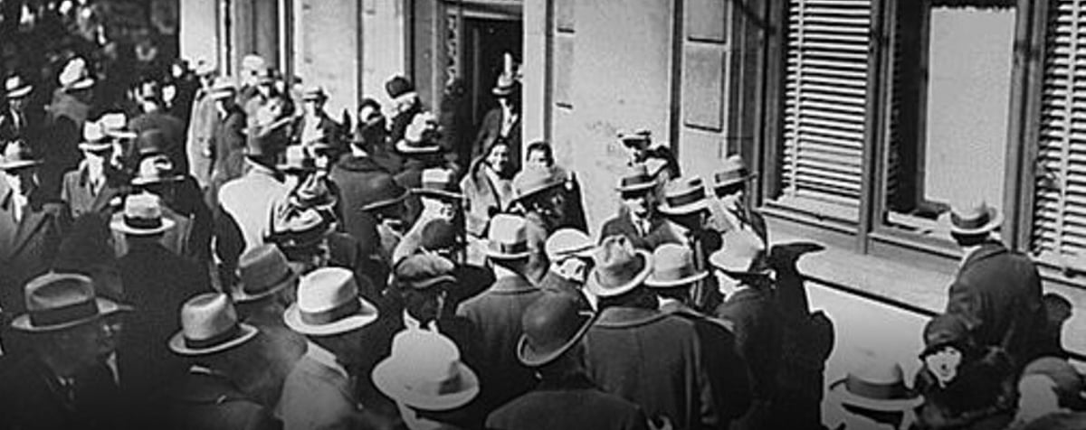 নিউইয়র্ক স্টক এক্সচেঞ্জের সামনে বিনিয়োগকারীদের বিক্ষোভ