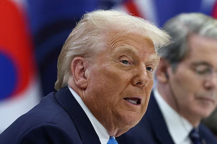 বক্তৃতা করছেন মার্কিন প্রেসিডেন্ট ডোনাল্ড ট্রাম্প। দক্ষিণ কোরিয়ার গ্যংজু শহরে এশিয়া-প্রশান্ত মহাসাগরীয় অর্থনৈতিক সহযোগিতা সংস্থার (এপেক) শীর্ষ সম্মেলনে, ২৯ অক্টোবর ২০২৫