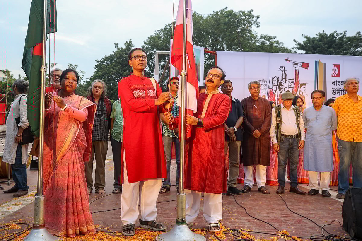 জাতীয় পতাকা উত্তোলন করে উদীচীর ৫৭তম প্রতিষ্ঠাবার্ষিকীর অনুষ্ঠানের উদ্বোধন করেন সাঁওতাল নারী অধিকারকর্মী এবং প্রয়াত সাঁওতাল নেতা আলফ্রেড সরেনের বোন রেবেকা সরেন। বুধবার কেন্দ্রীয় শহীদ মিনারে