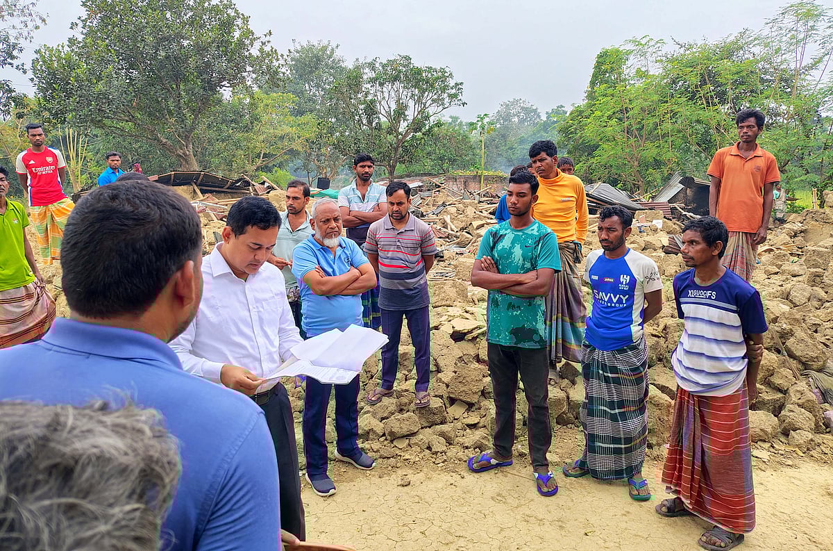 রাজশাহীর গোদাগাড়ী উপজেলায় উচ্ছেদের পর বাঁশঝাড়ে আশ্রয় নেওয়া কোল জনগোষ্ঠীর পাঁচ পরিবারের খোঁজ নেন ইউএনও। আজ বুধবার সকালে বাবুডাইং গ্রামে