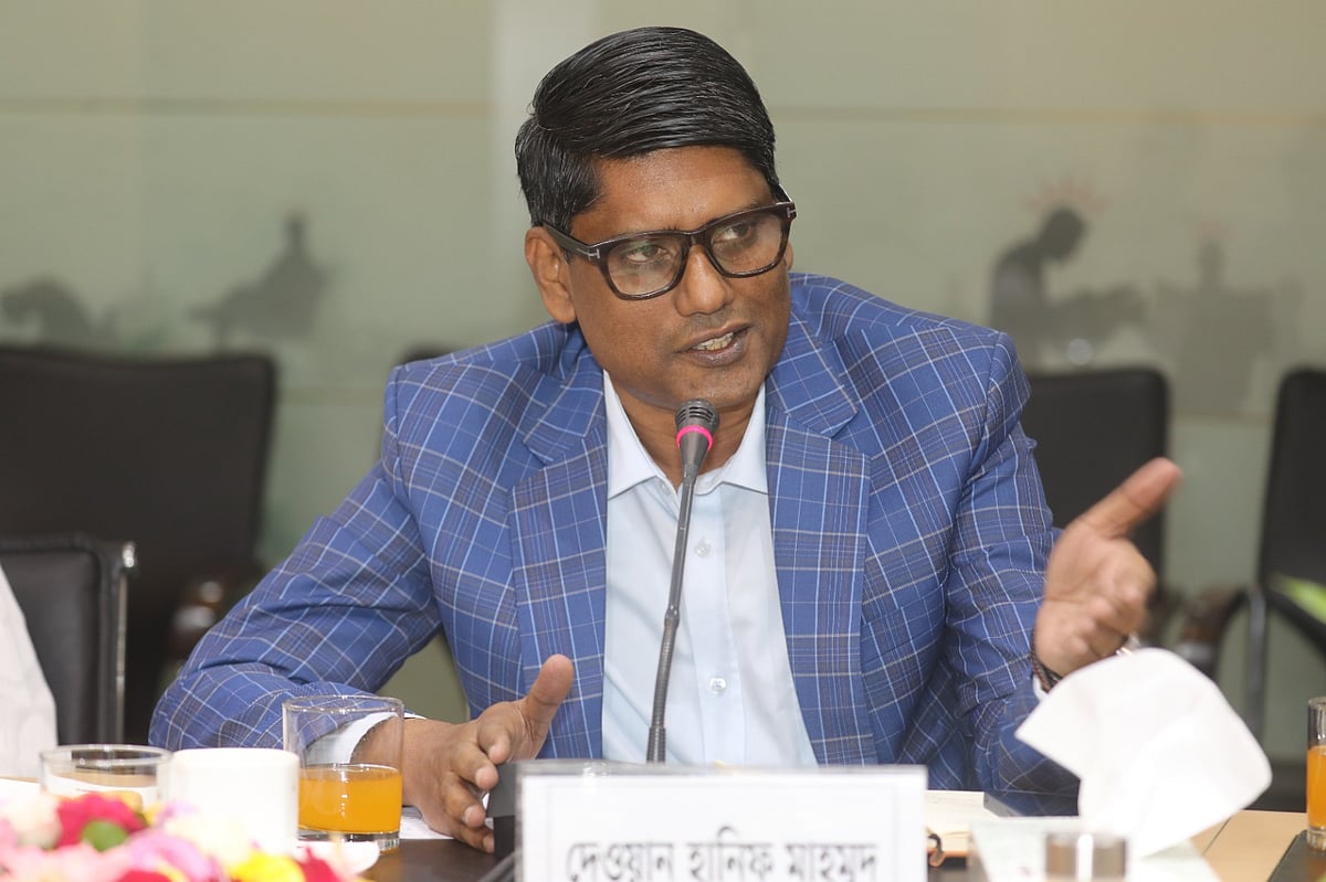 ‘বাংলাদেশের গণমাধ্যমে সংস্কার: সুপারিশ, বাস্তবতা ও ভবিষ্যৎ’ শীর্ষক গোলটেবিল বৈঠকে বক্তব্য দেন সম্পাদক পরিষদের সাধারণ সম্পাদক ও বণিক বার্তার সম্পাদক দেওয়ান হানিফ মাহমুদ। প্রথম আলো কার্যালয়; ২৯ অক্টোবর ২০২৫