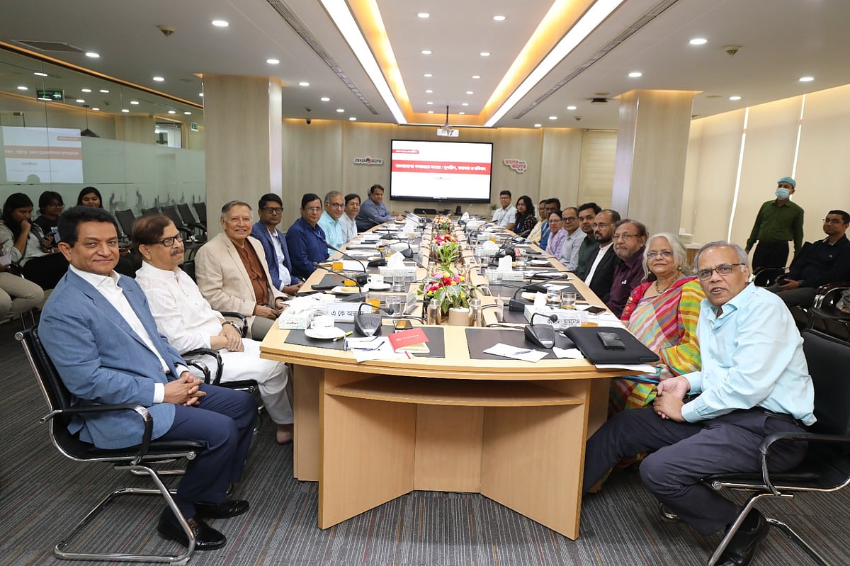 ‘বাংলাদেশের গণমাধ্যমে সংস্কার: সুপারিশ, বাস্তবতা ও ভবিষ্যৎ’ শীর্ষক গোলটেবিল বৈঠকের আয়োজন করে প্রথম আলো। কারওয়ান বাজার, ঢাকা, ২৯ অক্টোবর