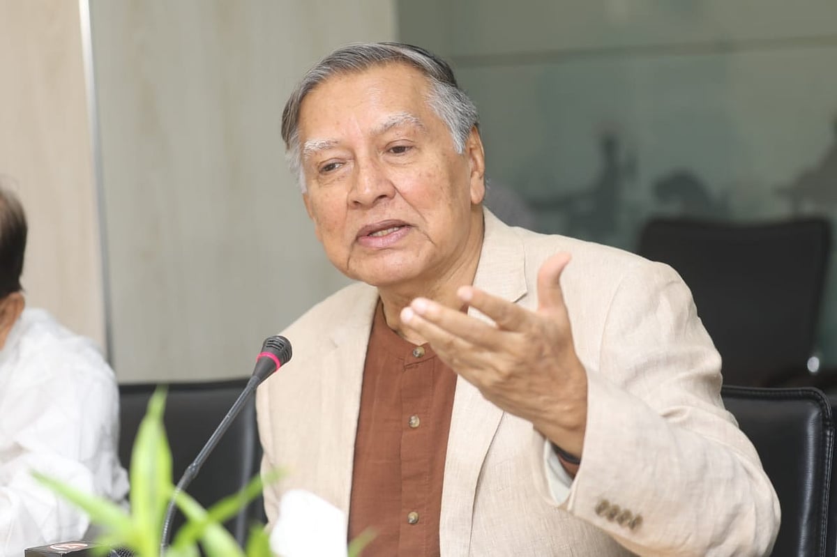 সম্পাদক পরিষদের সভাপতি ও ডেইলি স্টার সম্পাদক মাহ্‌ফুজ আনাম। আজ বুধবার প্রথম আলো কার্যালয়ে ‘বাংলাদেশের গণমাধ্যমে সংস্কার: সুপারিশ, বাস্তবতা ও ভবিষ্যৎ ’শীর্ষক গোলটেবিল বৈঠকে