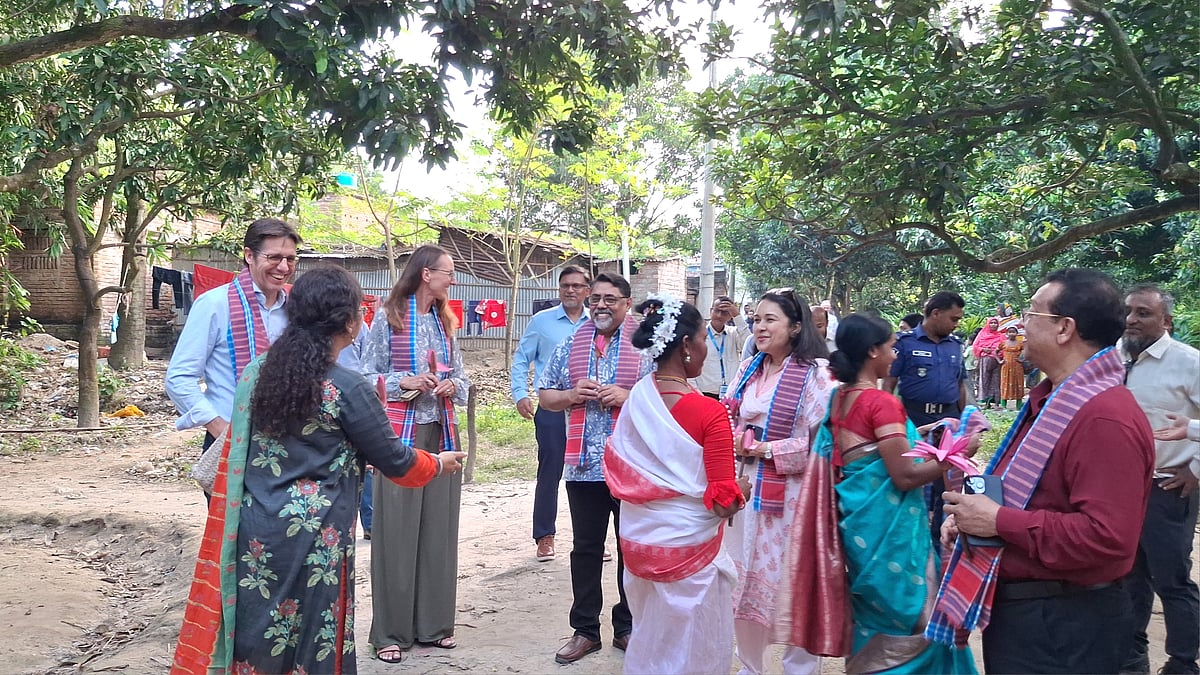 গ্রামীণফোন, টেলিনর ও প্ল্যান ইন্টারন্যাশনাল বাংলাদেশের যৌথ উদ্যোগ ‘পিছিয়ে থাকা জনগোষ্ঠীর জন্য ডিজিটাল অন্তর্ভুক্তি’ প্রকল্পে প্রশিক্ষণের শেষ দিন গত রোববার রাজশাহীর গোদাগাড়ী উপজেলার প্রেমতলী গ্রামে ছুটে আসে গ্রামীণফোন, টেলিনর এশিয়া ও প্ল্যান ইন্টারন্যাশনাল বাংলাদেশের উচ্চপর্যায়ের এক প্রতিনিধিদল। তাঁরা স্থানীয়দের পরিবেশনা উপভোগ করেন