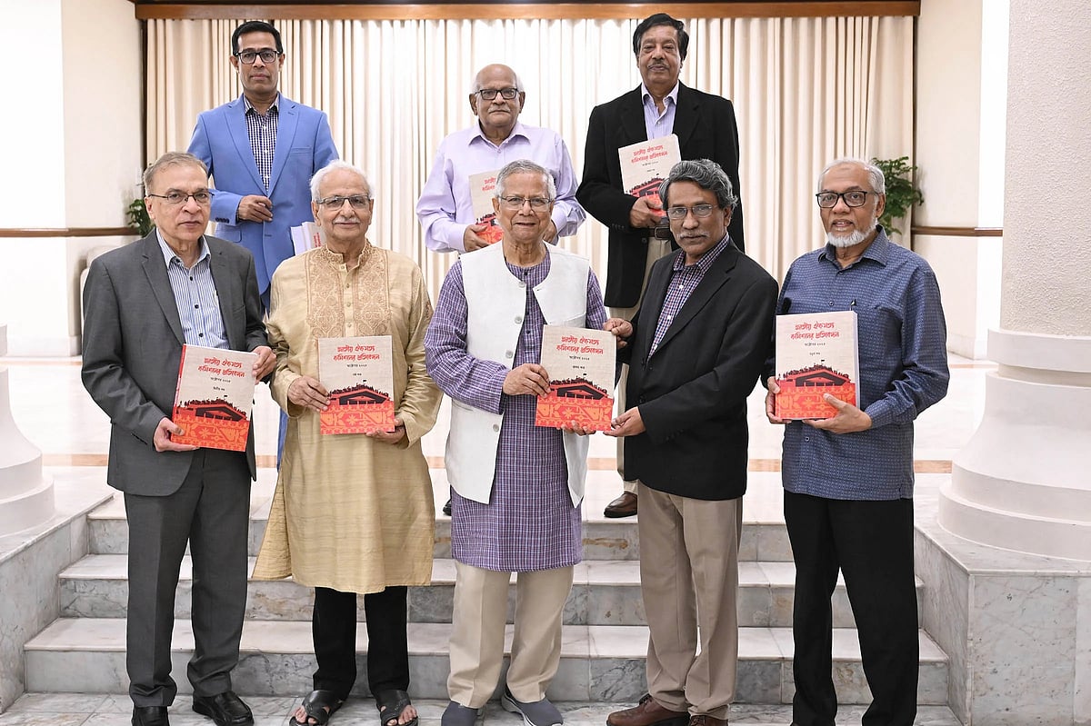 রাষ্ট্রীয় অতিথি ভবন যমুনায় প্রধান উপদেষ্টার কাছে আট খণ্ডের প্রতিবেদন হস্তান্তর করেন জাতীয় ঐকমত্য কমিশনের সদস্যরা। ২৯ অক্টোবর