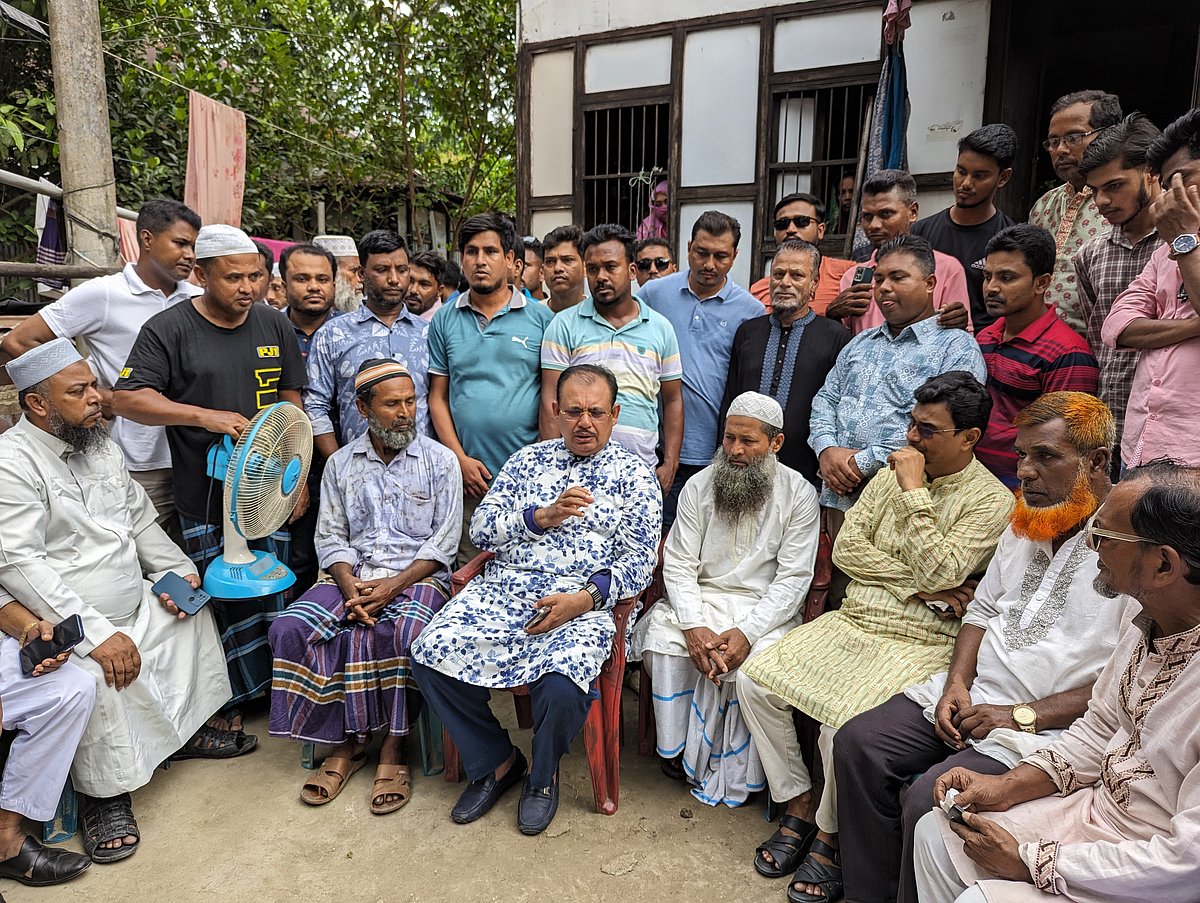 মেট্রোরেল দুর্ঘটনায় নিহত শরীয়তপুরের আবুল কালামের দুই শিশু সন্তানের পড়ালেখা করানোর দায়িত্ব নেওয়ার ঘোষণা দিয়েছেন বিএনপি নেতা সফিকুর রহমান। বুধবার আবুল কালামের পরিবারের সদস্যদের সঙ্গে তিনি এ ঘোষণা দেন