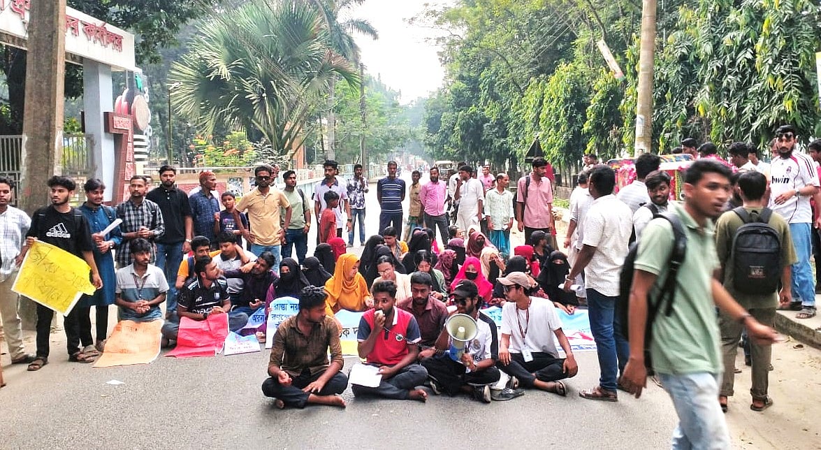 জামালপুরের মহাসড়কে ব্যাটারিচালিত অটোরিকশা বন্ধের দাবিতে শিক্ষার্থীদের সড়ক অবরোধ। আজ বুধবার দুপুরে জেলা প্রশাসকের কার্যালয়ের সামনের সড়কে