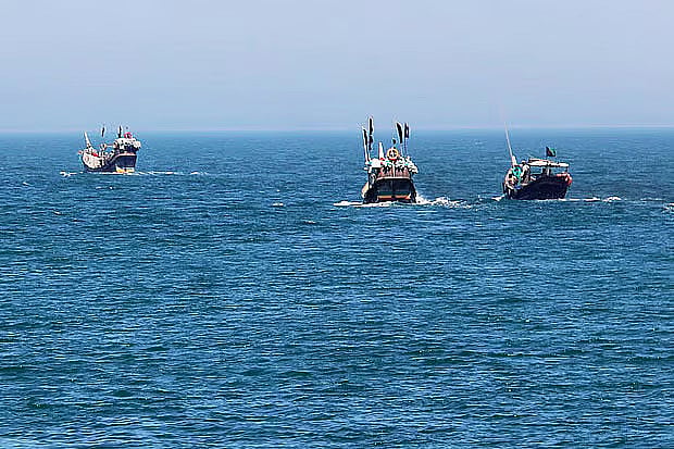 কক্সবাজারের সেন্ট মার্টিন উপকূলে জেলেদের মাছ ধরার নৌকা