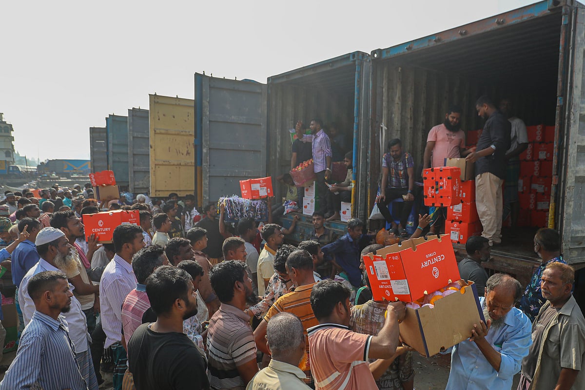 দেশের বিভিন্ন স্থান থেকে রাতে সড়ক ও নৌপথে বাহারি ফল আসে। ভোরে অনুষ্ঠিত হয় নিলাম। তখন খুচরা ও পাইকারি বিক্রেতারা ফল কিনে নিয়ে যান। গত মঙ্গলবার রাজধানীর বাদামতলী ফলের আড়তে
