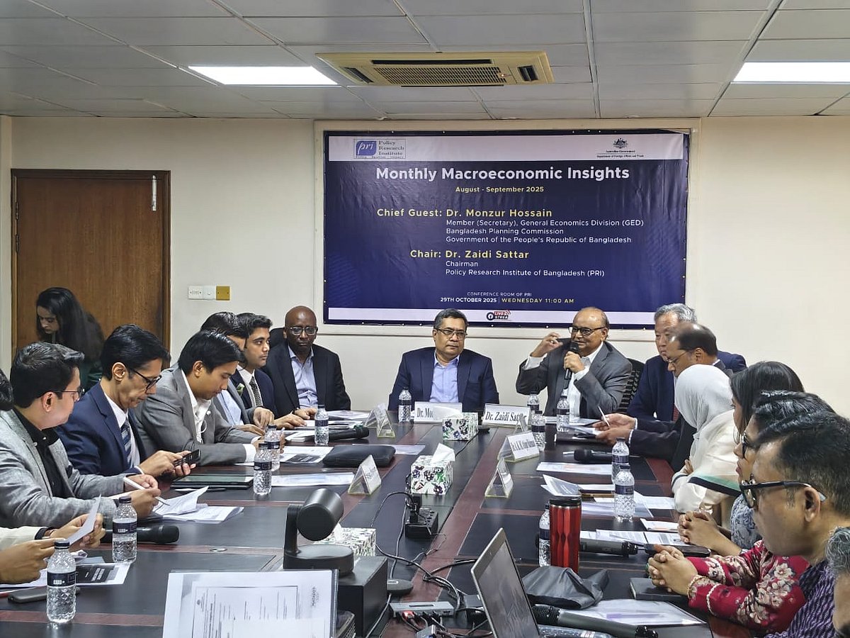 আজ রাজধানীতে বেসরকারি গবেষণা সংস্থা পলিসি রিসার্চ ইনস্টিটিউট (পিআরআই) আয়োজিত ‘সামষ্টিক অর্থনীতি বিশ্লেষণ’ সেমিনারে বক্তব্য দেন পরিকল্পনা কমিশনের সাধারণ অর্থনীতি বিভাগের (জিইডি) সদস্য মনজুর হোসেন, পিআরআইয়ের চেয়ারম্যান জাইদি সাত্তার প্রমুখ