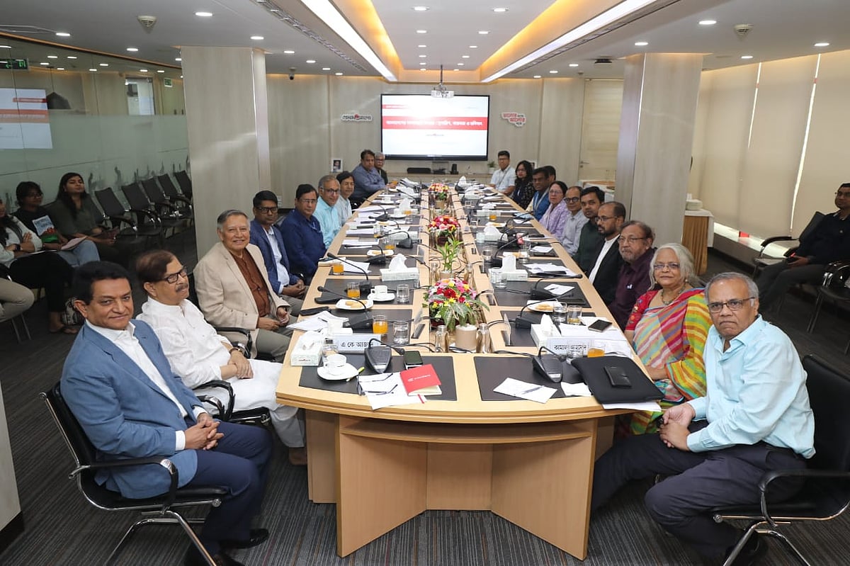 ‘বাংলাদেশের গণমাধ্যমে সংস্কার: সুপারিশ, বাস্তবতা ও ভবিষ্যৎ’ শীর্ষক গোলটেবিল বৈঠকে মাহমুদুর রহমান মান্নাসহ আলোচকেরা। আজ রাজধানীর কারওয়ান বাজারে প্রথম আলো কার্যালয়ে