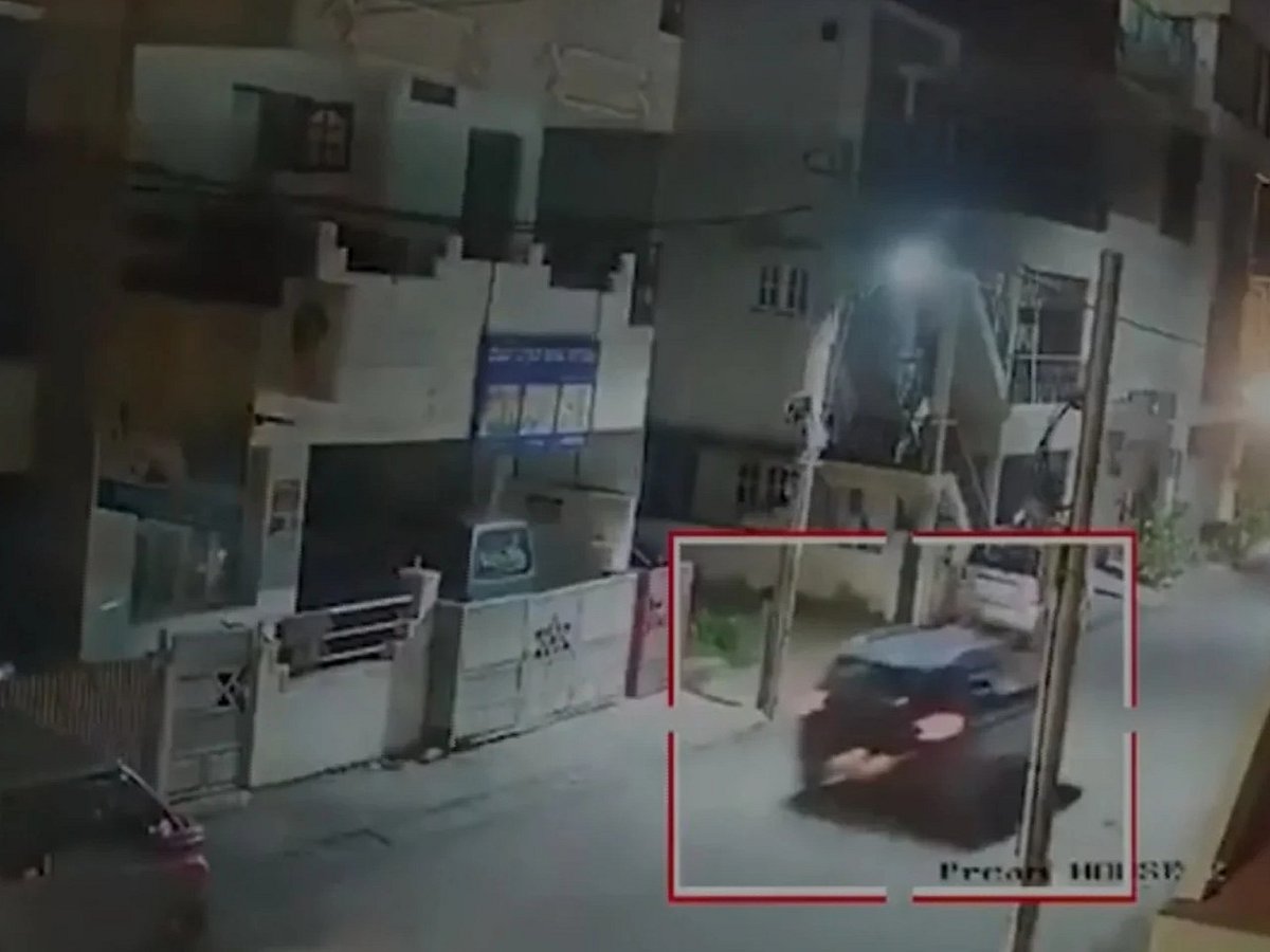 সিসিটিভি ক্যামেরায় গাড়ি দিয়ে মোটরসাইকেলে সজোরে ধাক্কা দেওয়ার ঘটনা ধরা পড়ে