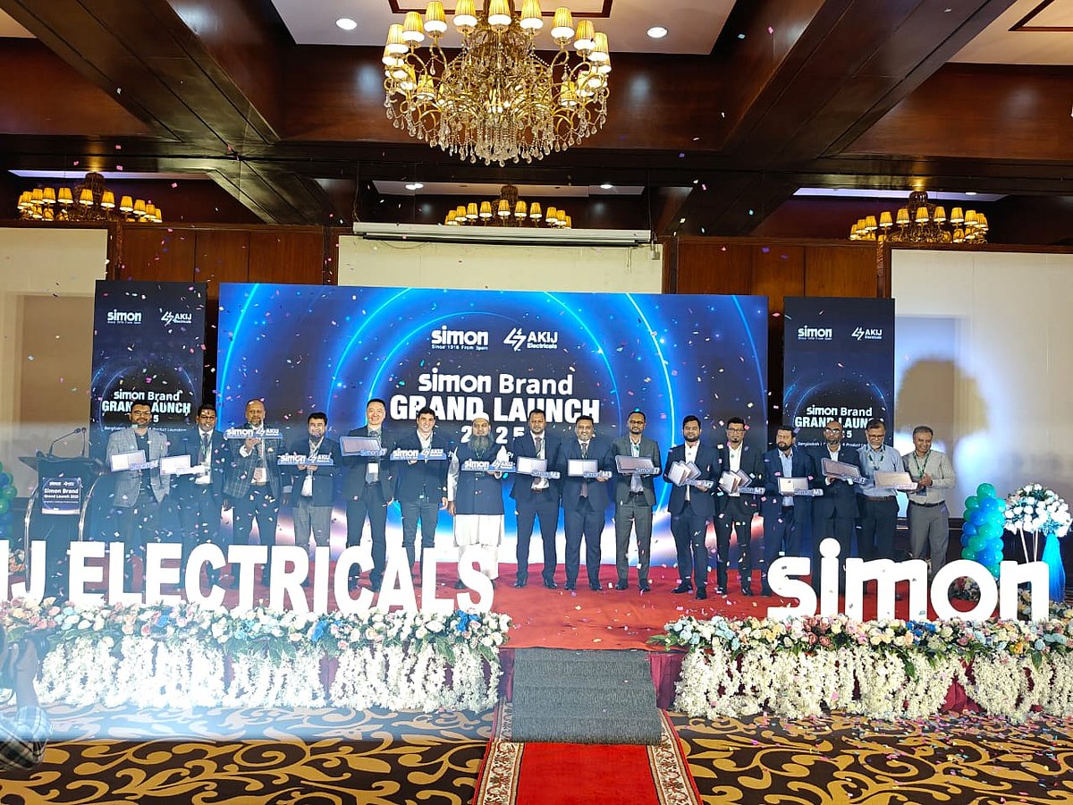 বাংলাদেশ স্পেনের সিমন ব্র্যান্ডের যাত্রা শুরু উপলক্ষে আজ বৃহস্পতিবার ঢাকার প্যান প্যাসিফিক সোনারগাঁও হোটেলে এক অনুষ্ঠানের আয়োজন করা হয়। অনুষ্ঠানে আকিজ ভেঞ্চার গ্রুপের চেয়ারম্যান শেখ শামীম উদ্দিন এবং সিমন গ্রুপের স্ট্র্যাটেজি ডিরেক্টর কিম, সিমন এপ্যাকের বিজনেস ডিরেক্টর ডেরেক দাই প্রমুখ উপস্থিত ছিলেন