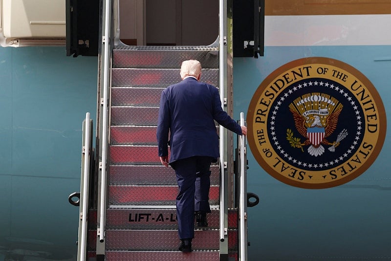 বুসান বিমানবন্দরে এয়ার ফোর্স ওয়ানে উঠছেন মার্কিন প্রেসিডেন্ট ডোনাল্ড ট্রাম্প। ৩০ অক্টোবর, ২০২৫